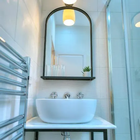 Traditional & Chic 2 Bedrooms In Imcd1-1
