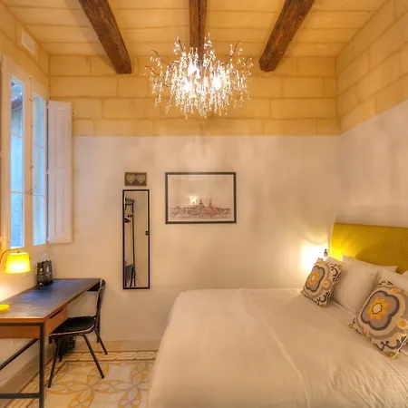 Traditional & Chic 2 Bedrooms In Imcd1-1
