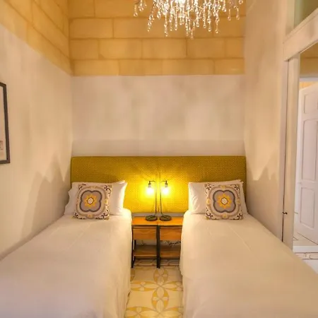 Traditional & Chic 2 Bedrooms In Imcd1-1 *