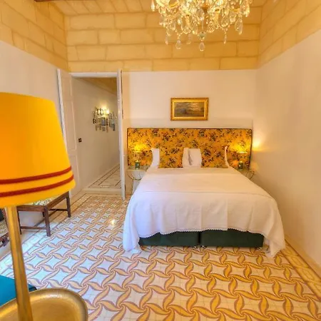 Traditional & Chic 2 Bedrooms In Imcd1-1 *