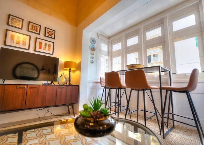 Traditional & Chic 2 Bedrooms In Imcd1-1