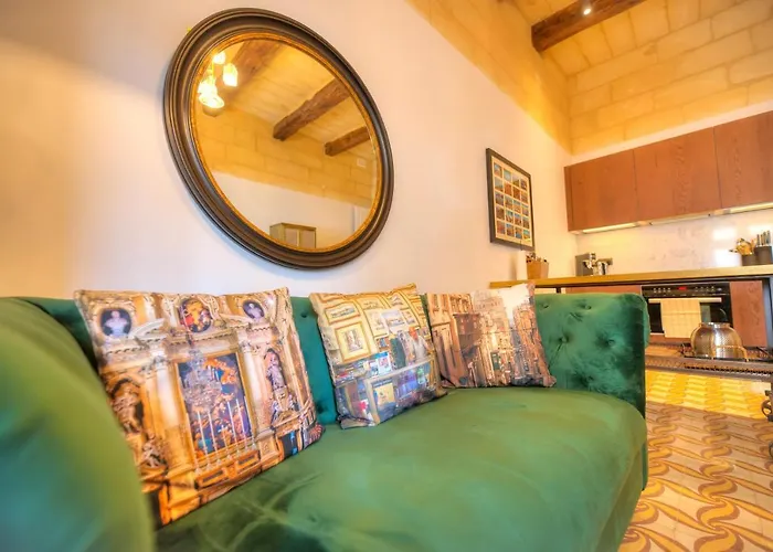 Traditional & Chic 2 Bedrooms In Imcd1-1