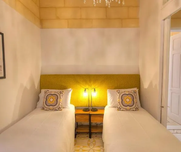 Traditional & Chic 2 Bedrooms In Imcd1-1 *